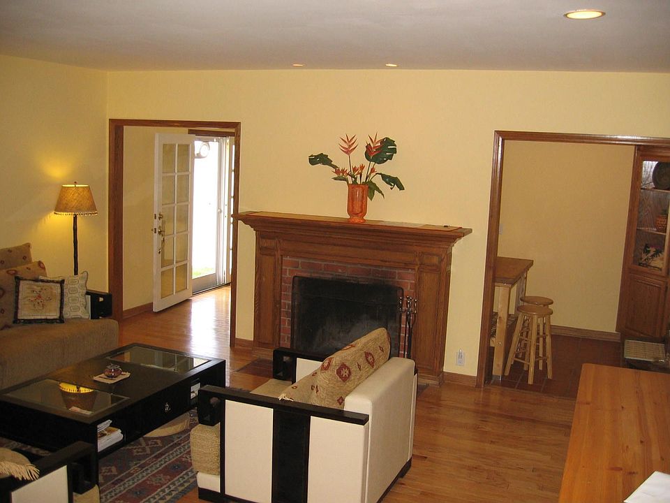 2nd image of 400 Sycamore Gln