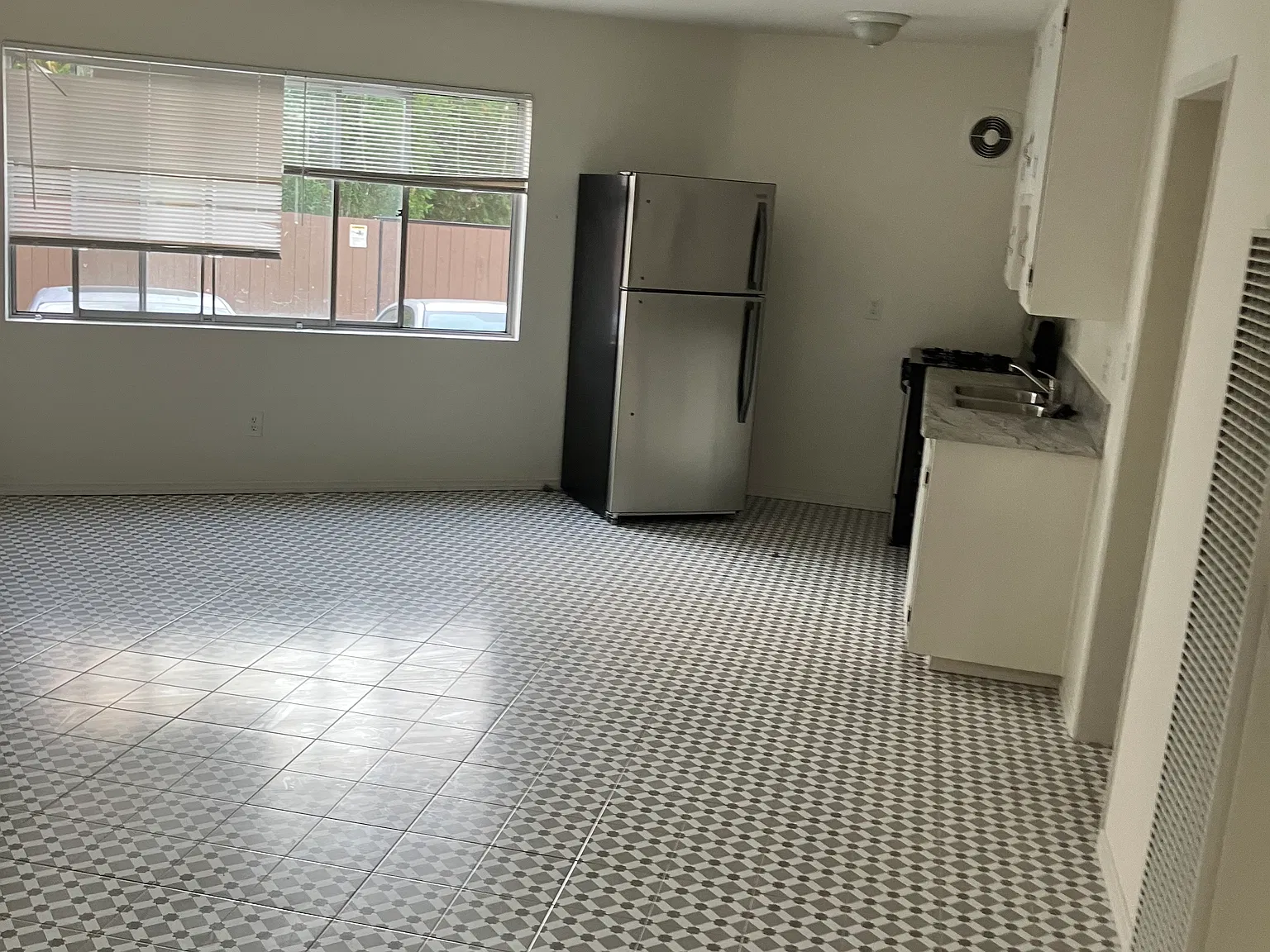 Studio, 400 sqft, $1,750 — Photo 1