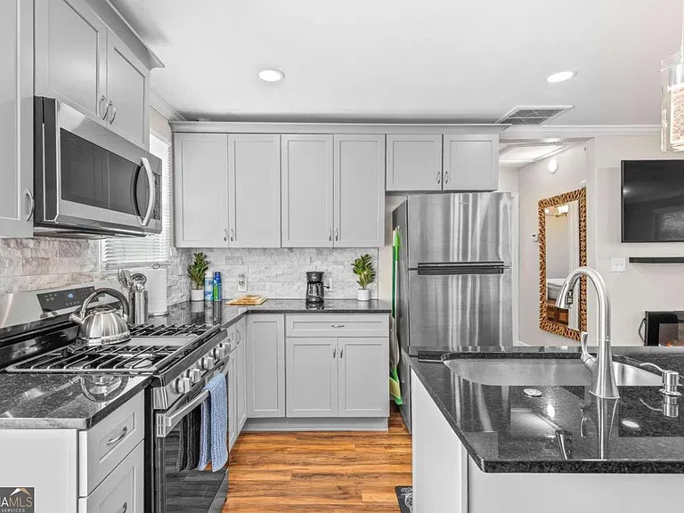 1298 Douglas St SW #A — Photo 7