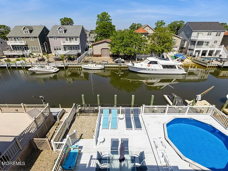 22 Longpoint Dr — Photo 34
