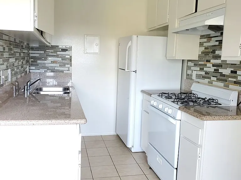 120 - 801 E Palmer Ave — Photo 33