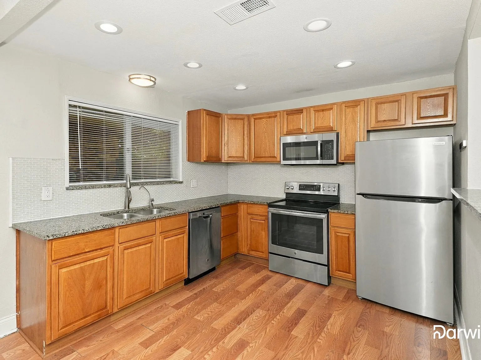 3 bed, 2.0 bath, 1335 sqft, $1,560 — Photo 4