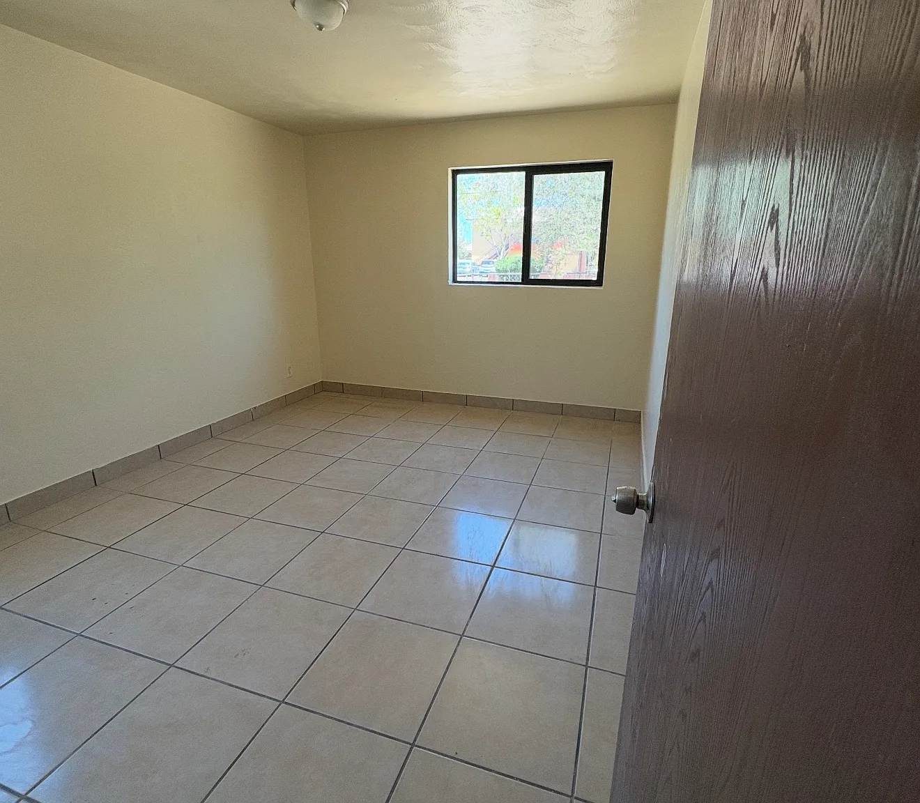 6 bed, 2400 sqft, $2,200 — Photo 1