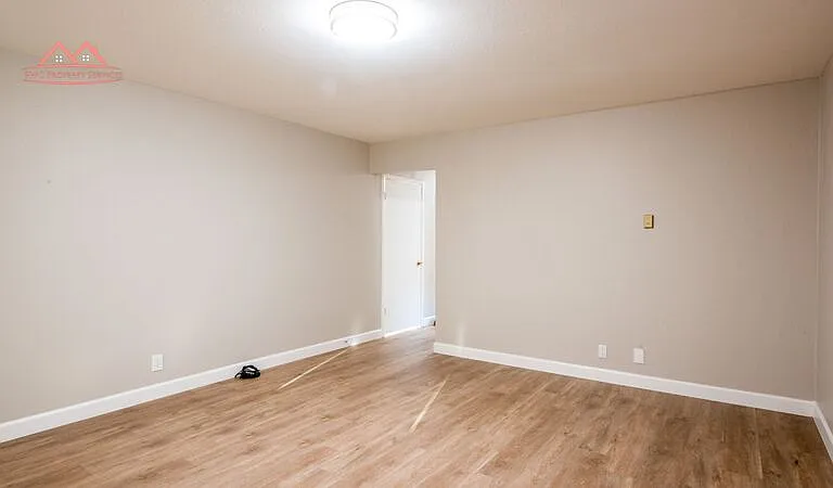 868 Miller Ave — Photo 4