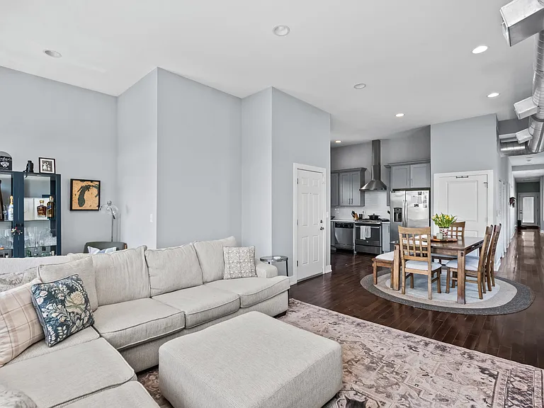 1320 W Chestnut St #3 — Photo 3