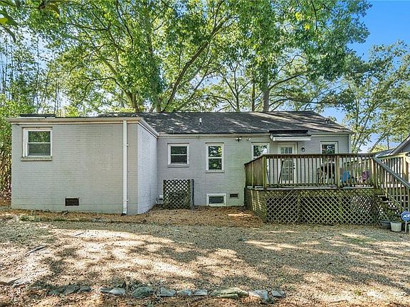 3rd image of 526 Rock Springs Rd NE