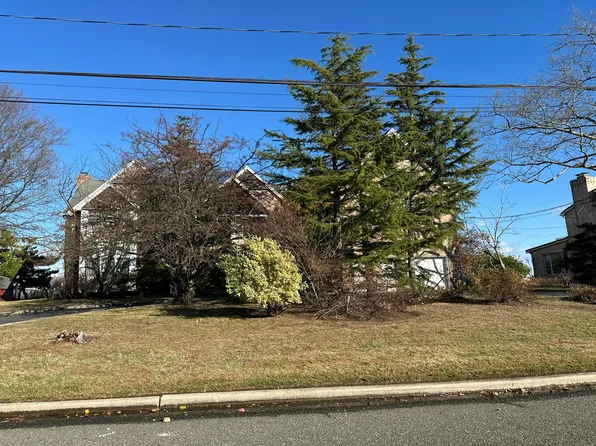 11 Eastland Dr, Glen Cove, NY 11542