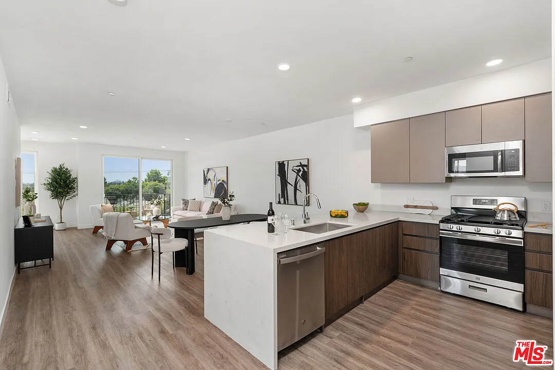 3 bed, 3.0 bath, 1735 sqft, $4,095 — Photo 2