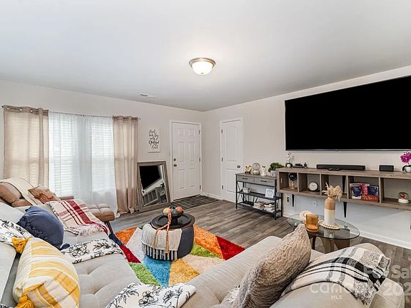 5th image of 152 Grassy Meadow Ln