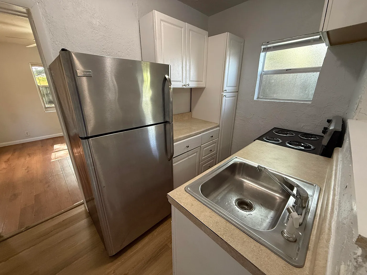 3 bed, 1.0 bath, 969 sqft, $1,849 — Photo 4