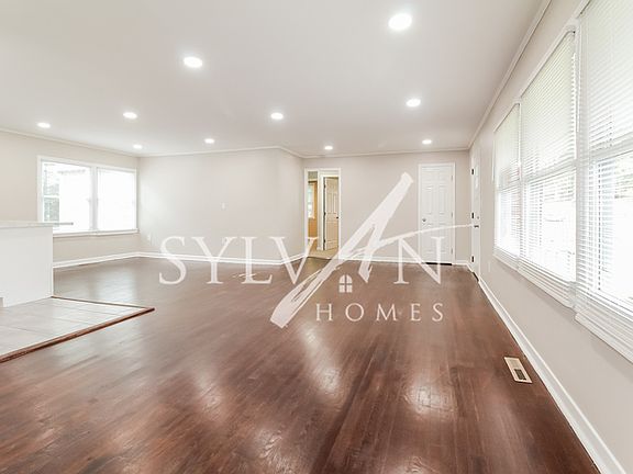 2nd image of 239 W Dorchester Blvd
