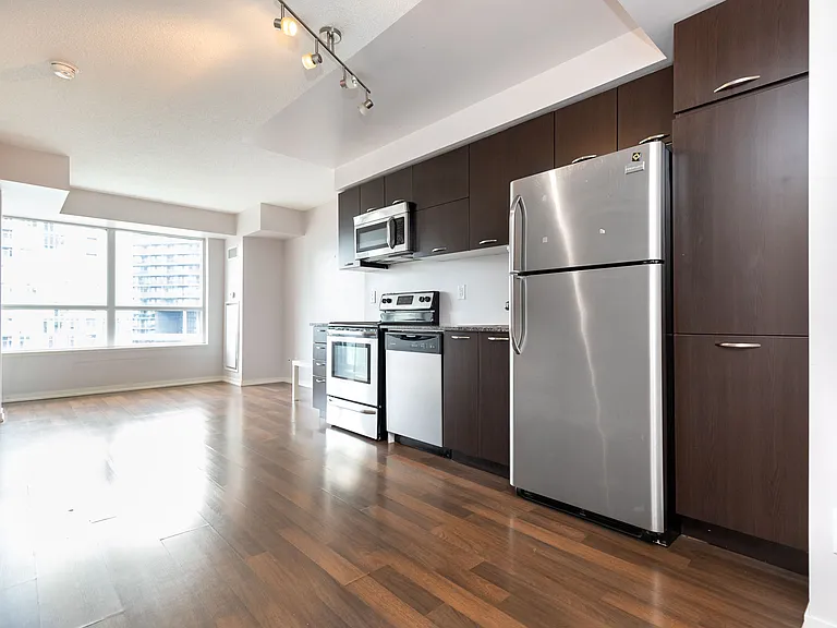 38 Joe Shuster Way — Photo 5