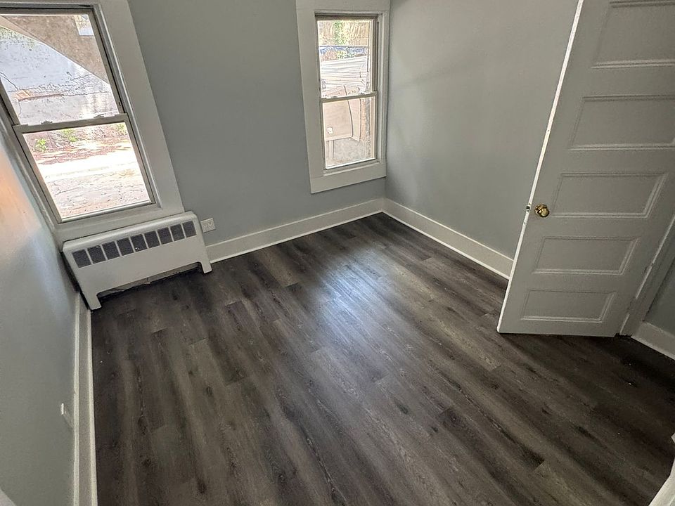 1st image of 162 Waverly St APT 1