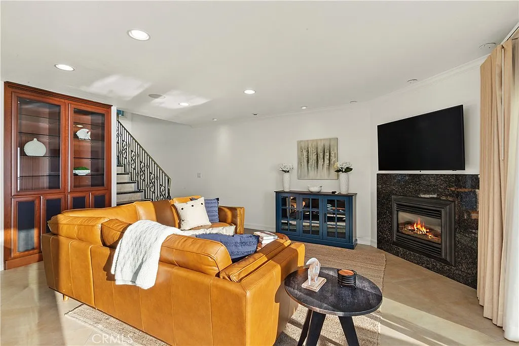 3 bed, 2.5 bath, 1830 sqft, $8,000 — Photo 4