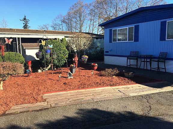 Pub table & chairs stay