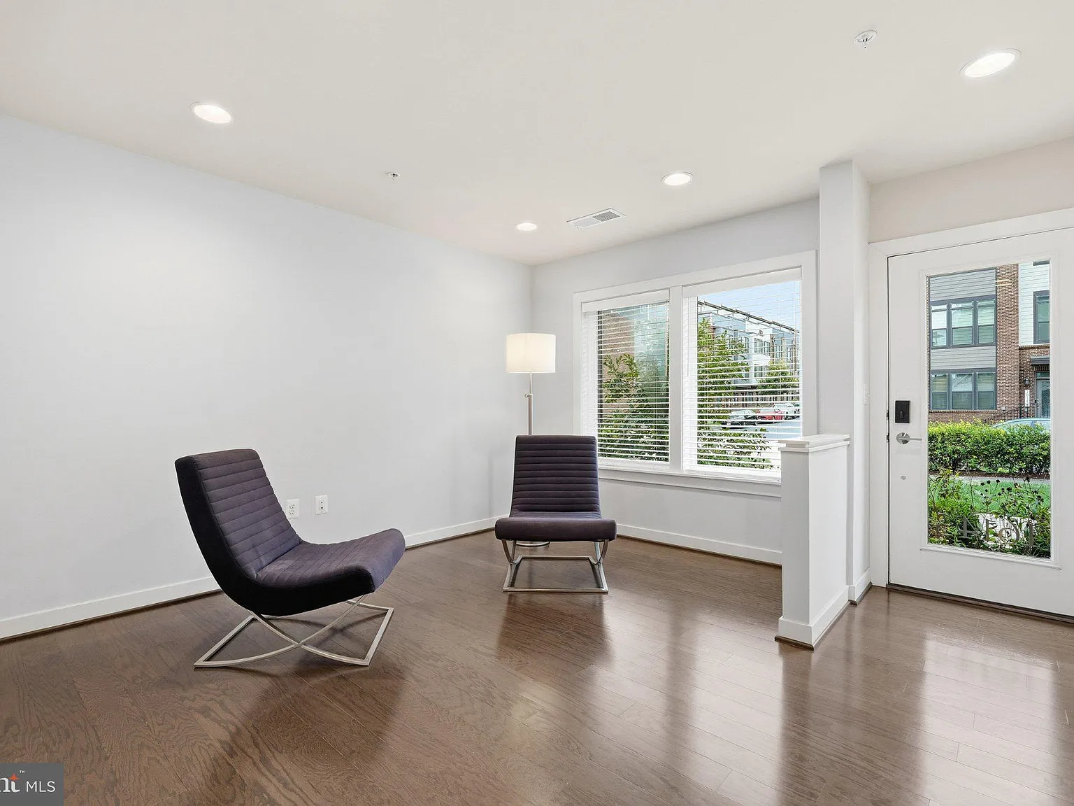 3 bed, 4.0 bath, 2070 sqft, $3,800 — Photo 4