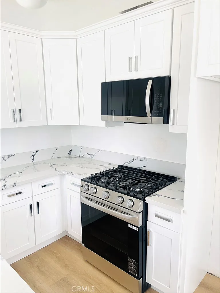 2 bed, 800 sqft, $2,395 — Photo 3