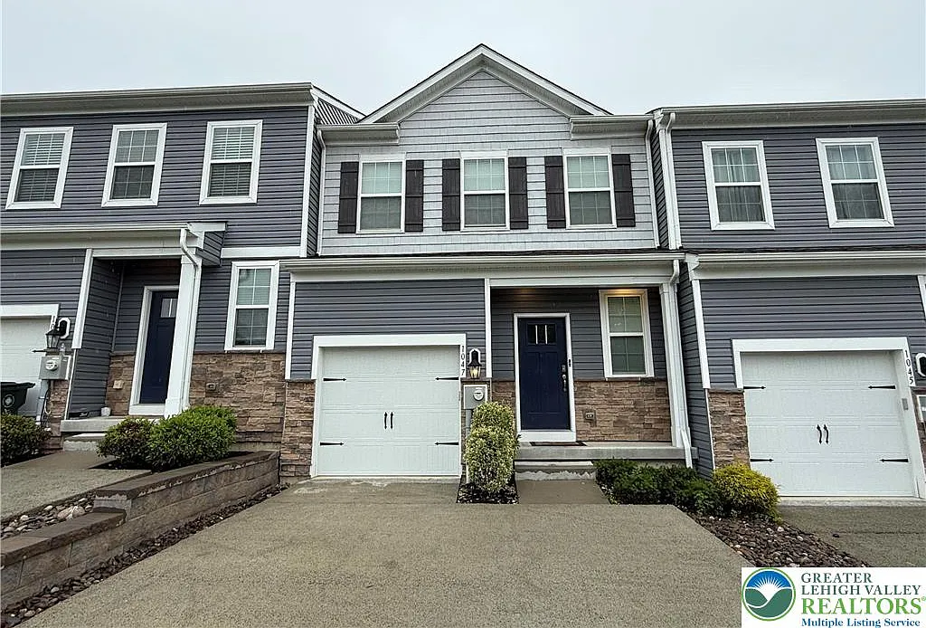 3 bed, 2.5 bath, 2717 sqft, $2,800 — Photo 1