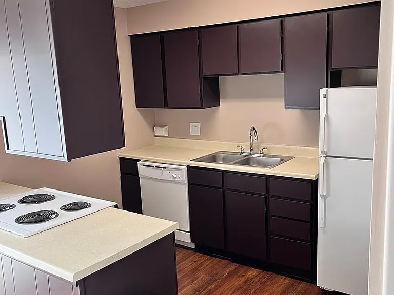 Bristol Square Apartments — Photo 146
