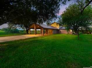 1823 Skyview Dr, Floresville, TX 78114