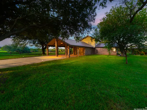 1823 Skyview, Floresville, TX 78114