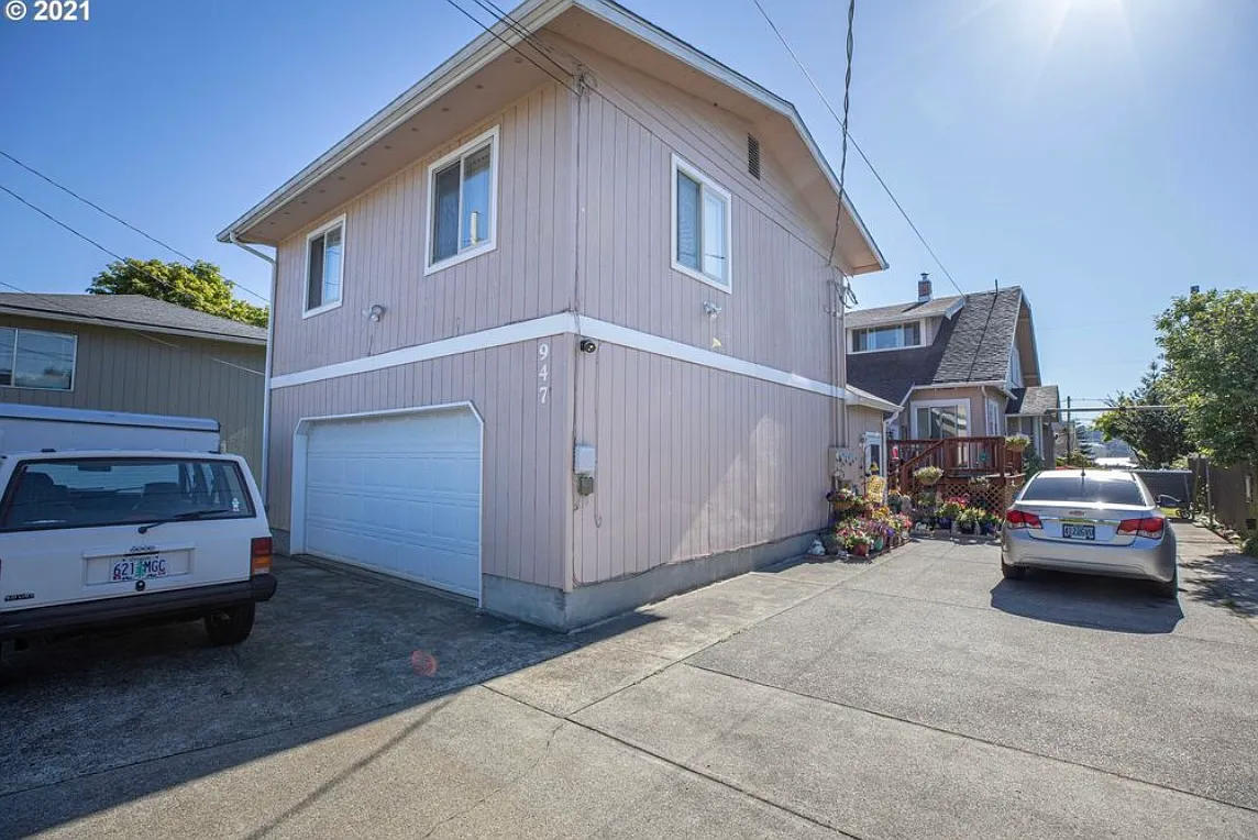 S 4th St, Coos Bay — Photo 1