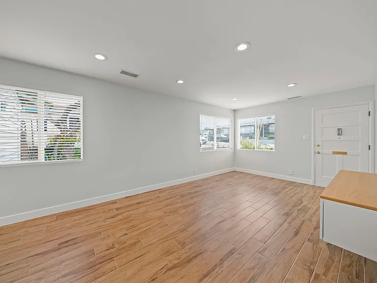 6364 Osler St — Photo 9