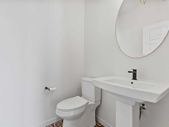 5th image of 229 Calhoun Cres NE