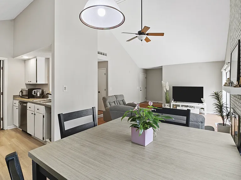 2304 Melrose Dr — Photo 4