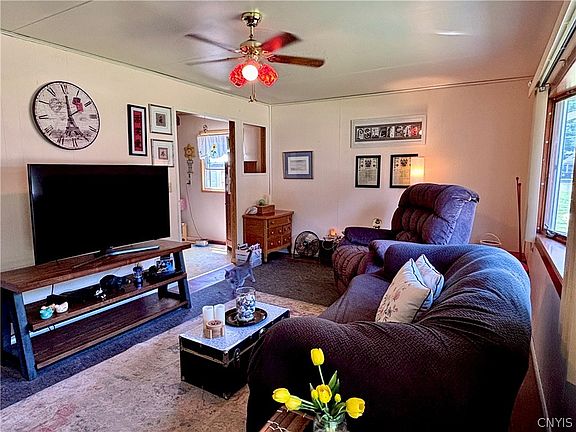 4th image of 34 Tamarack Dr