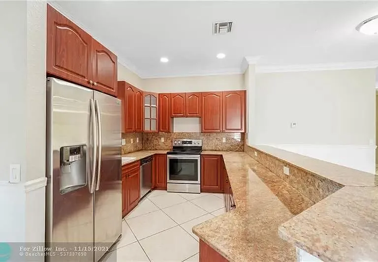 2501 NW 8th St — Photo 4