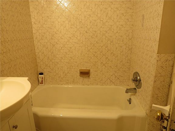 4th image of 162 Parkfield St
