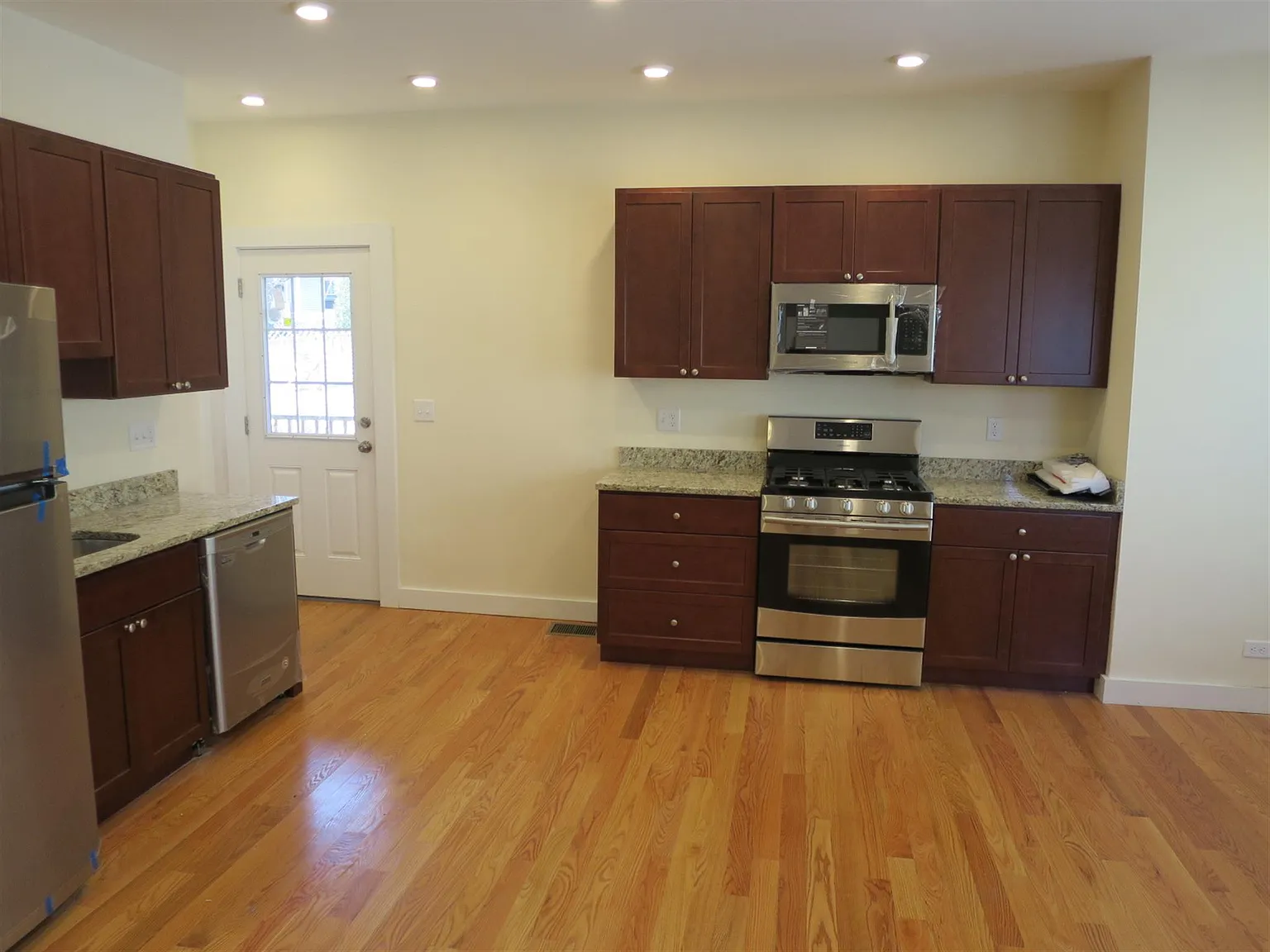 3 bed, 1300 sqft, $4,200 — Photo 2