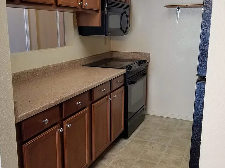 1043 Southwood Dr #L — Photo 4
