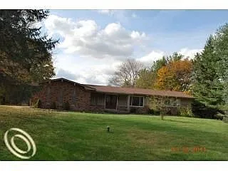 1070 Taylor Rd photo 1