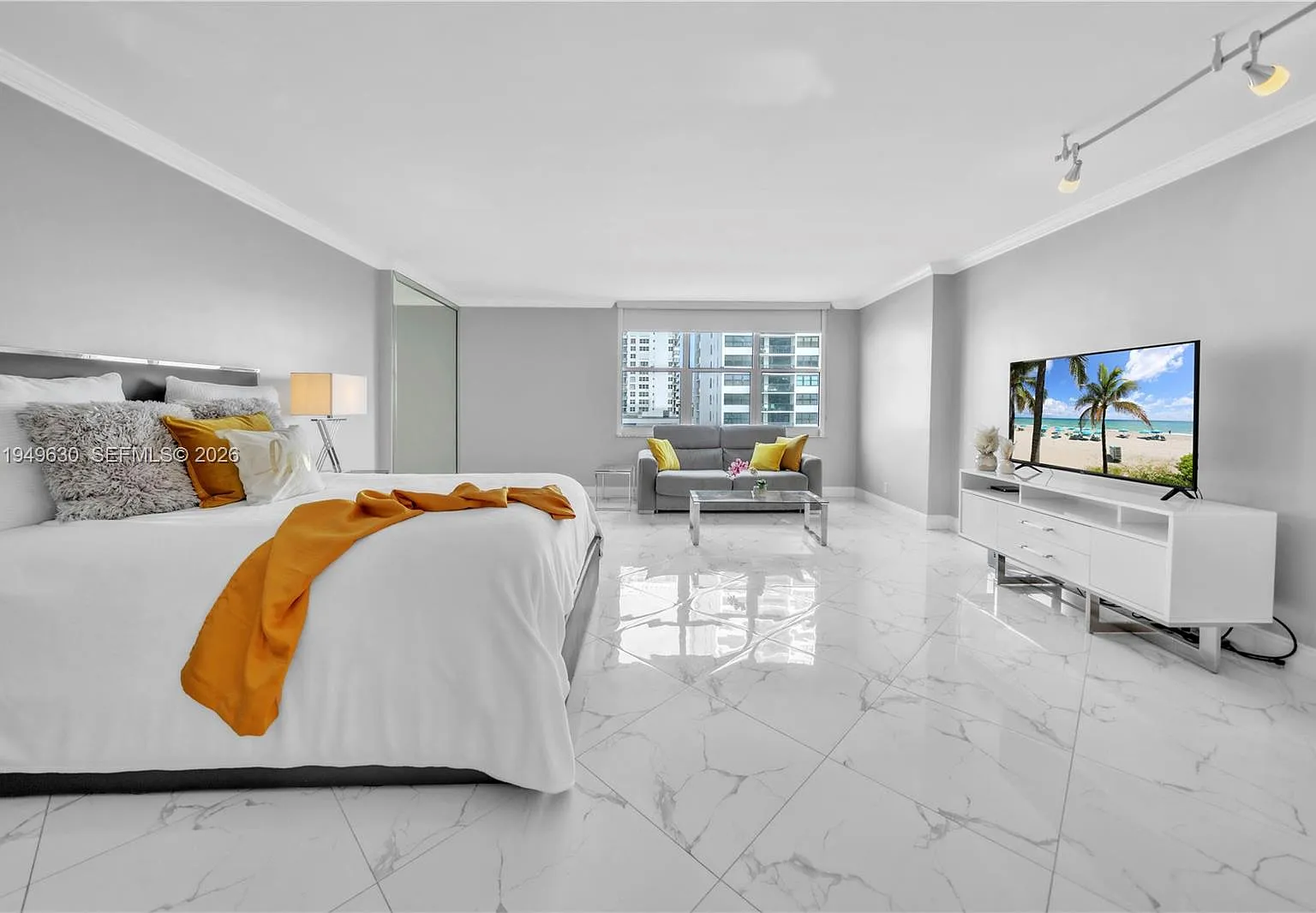 Wave Condo — Photo 1
