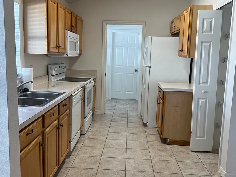 215 Seville Pointe Ave — Photo 5
