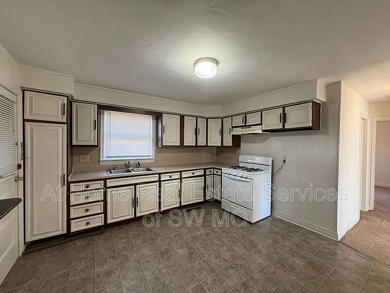 621 E Portland St — Photo 4