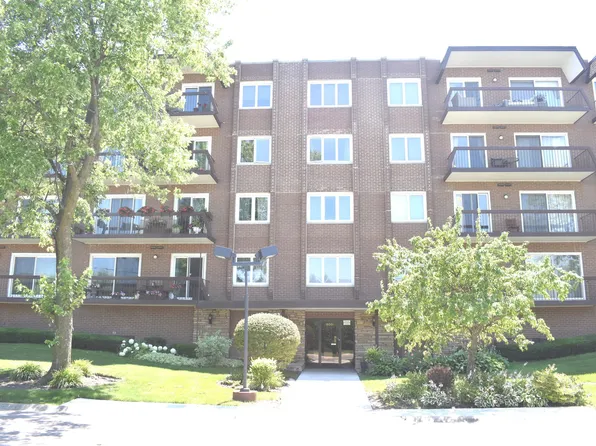 8001 W Courte Dr APT 310, Niles, IL 60714