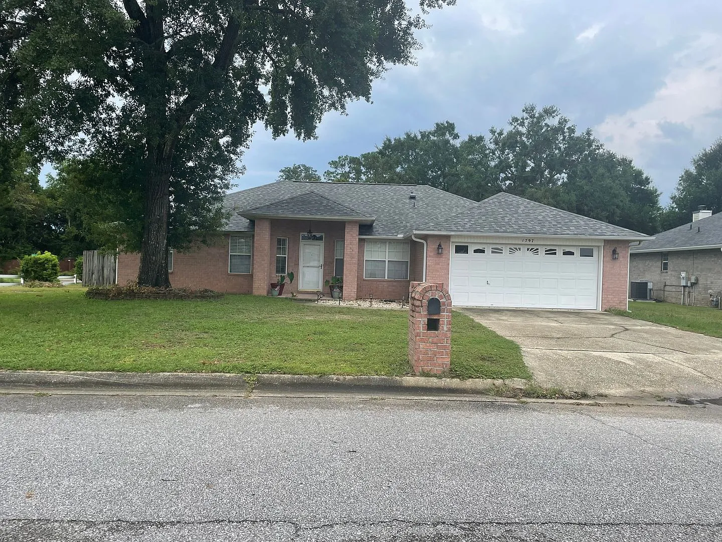 3/2 with spacious backyard! — Photo 1