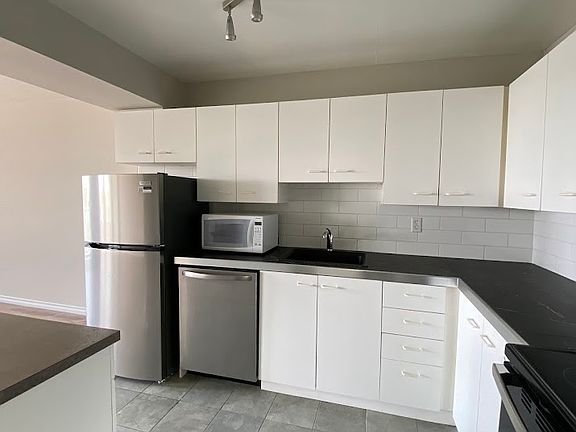 2nd image of 30 Chapman Ct