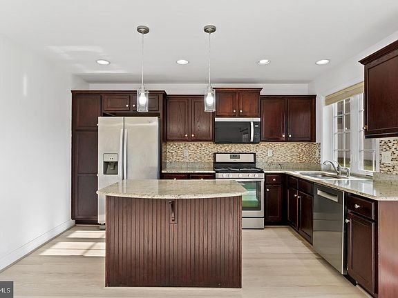4th image of 951 Kavanagh Cir