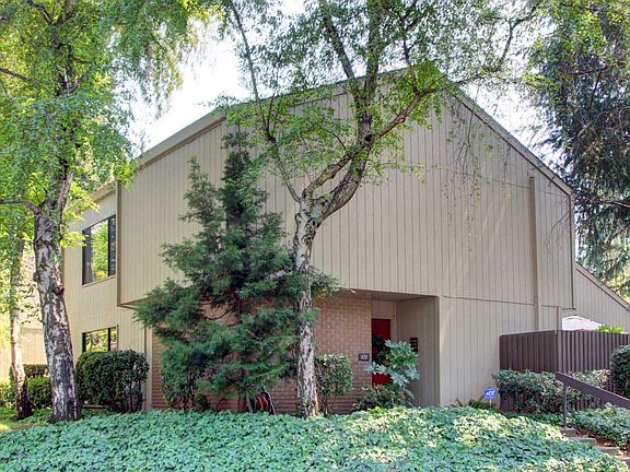 3rd image of 820 Elmhurst Cir