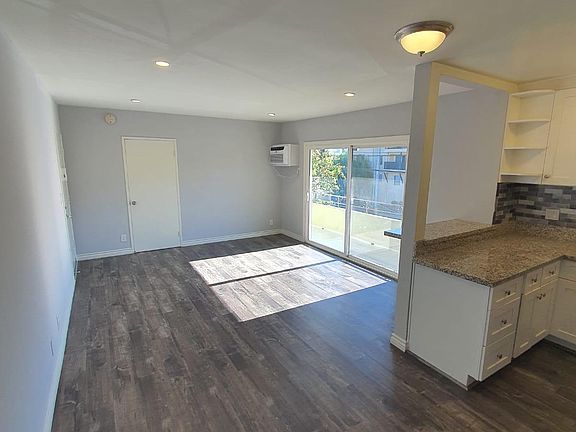 4th image of 2611 Bellevue Ave APT 212