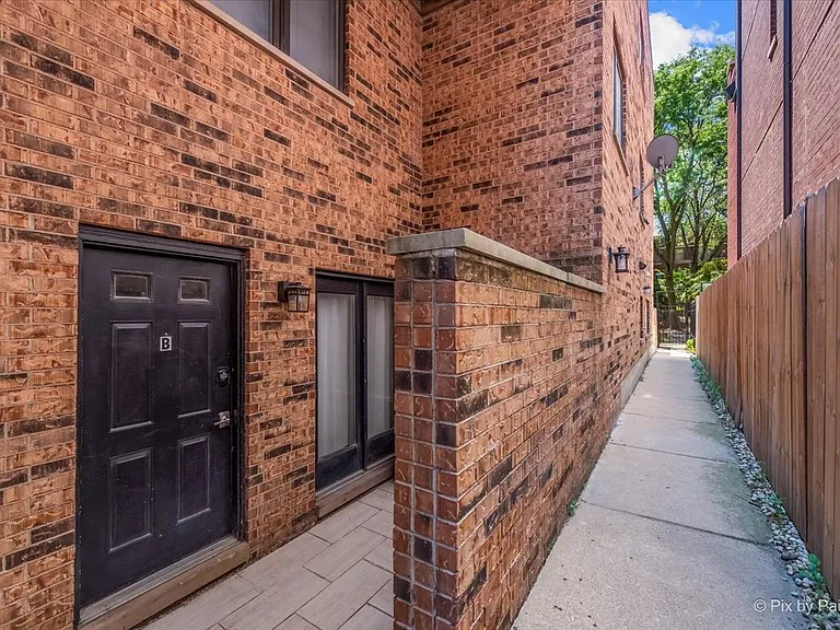 832 W Barry Ave #2 — Photo 11