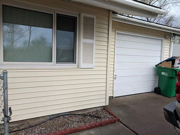 1 car garage with opener.