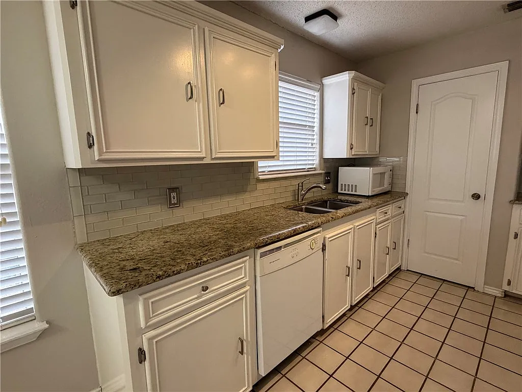 3 bed, 2.0 bath, 1454 sqft, $2,000 — Photo 4