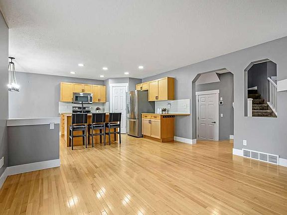 5th image of 195 E Cranwell Cres SE
