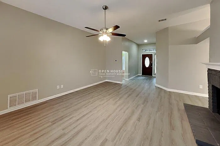3 bed, 2.0 bath, 1639 sqft, $2,200 — Photo 3