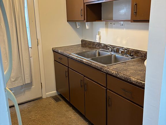 2nd image of 718 W Lake Ave #718